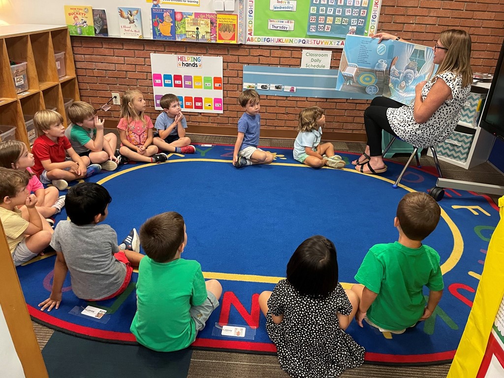 4k teacher reading a story to students