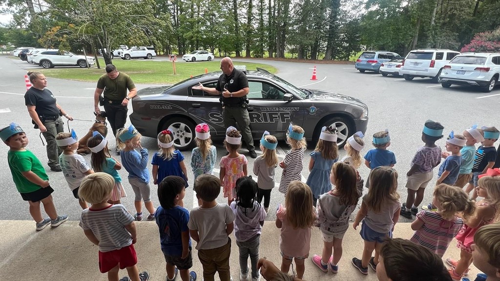 Wayne County Sheriff&#39;s Department comes to talk to the Early Years